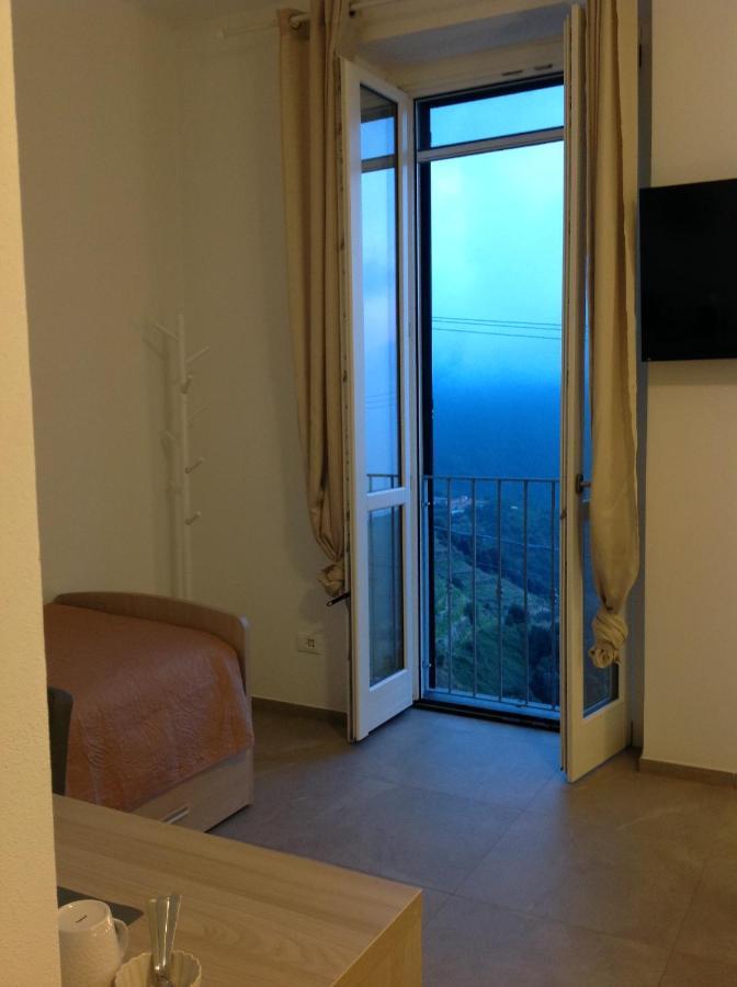 Affittacamereirosmarini Vernazza Luaran gambar